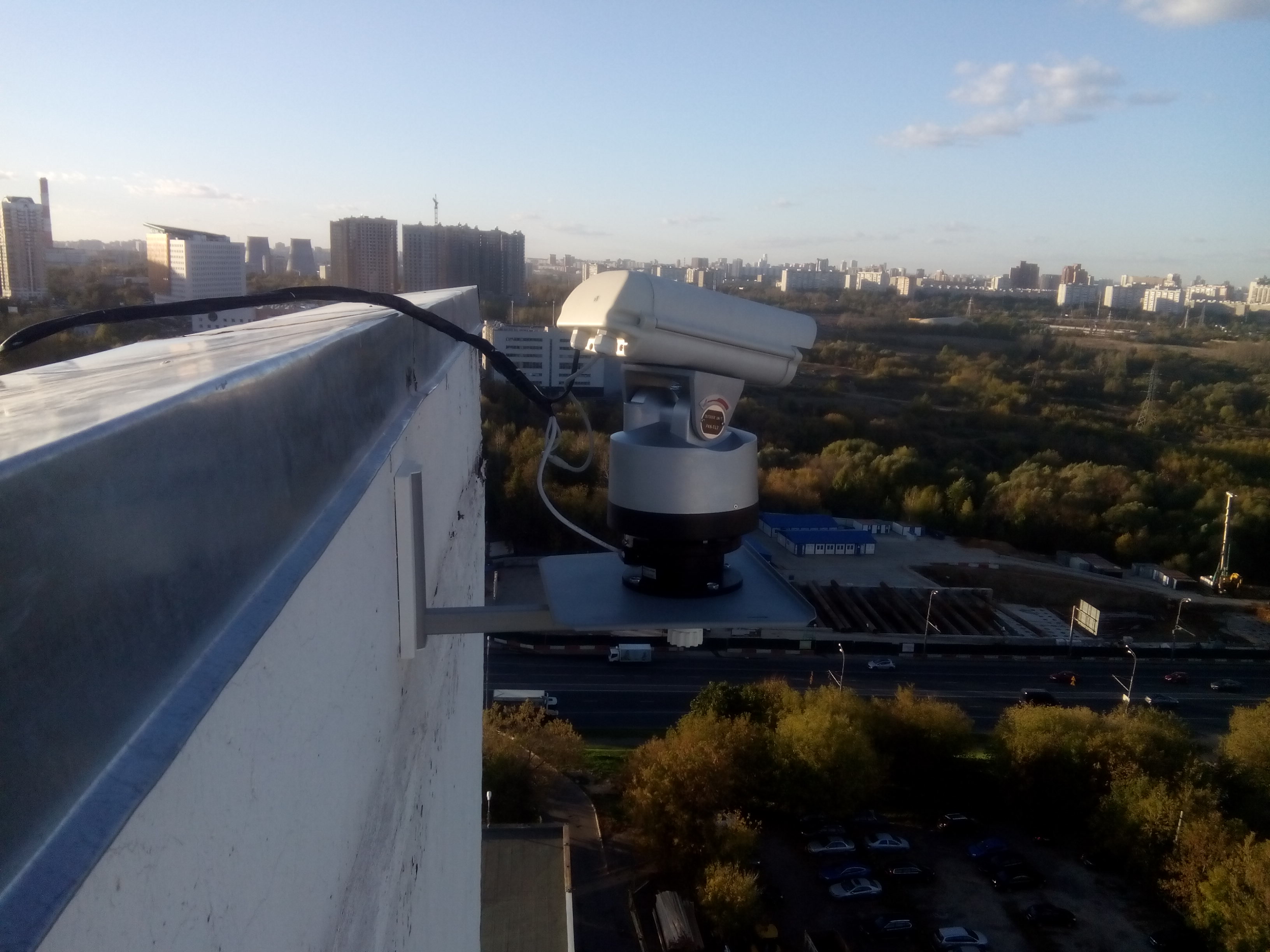 Установка аналоговой камеры KDM-6229GC с поворотным устройством KDM-6651 и  PTZ – декодером KDM-6601 на крыше дома по улице Удальцова